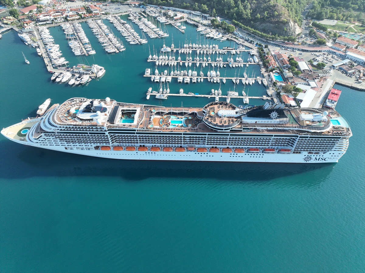 Marmaris\'e yanaşan MSC Divina\'daki 3 bin 893 turist ilçe merkezini gezdi