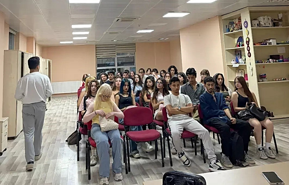 Menteşe\'deki Uluslararası Gençlik Merkezi gönüllü gençlere tiyatro eğitimi veriyor