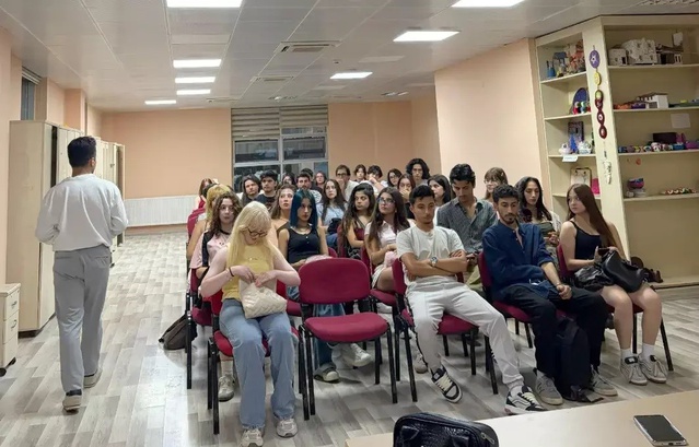 Menteşe'deki Uluslararası Gençlik Merkezi gönüllü gençlere tiyatro eğitimi veriyor