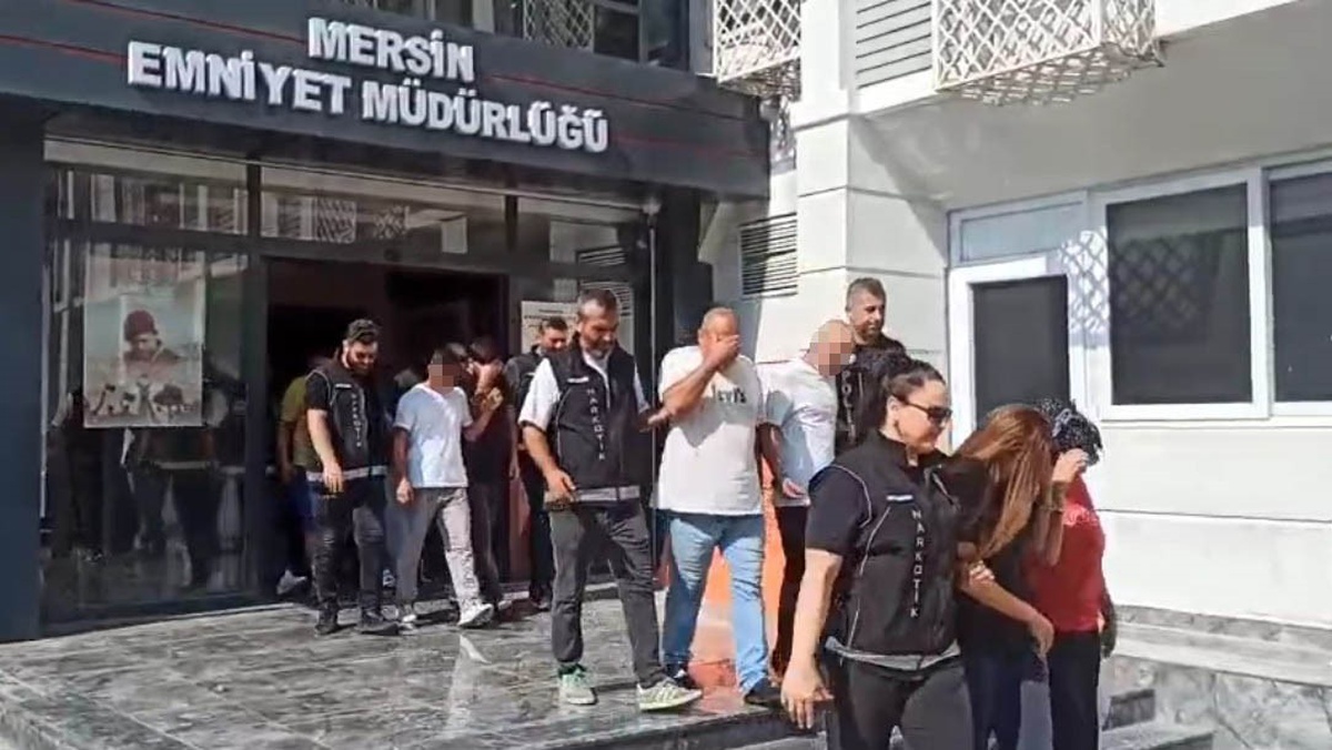 Mersin\'de uyuşturucu soruşturmasında 2 şüpheli tutuklandı, 256 bin 900 hap bulundu