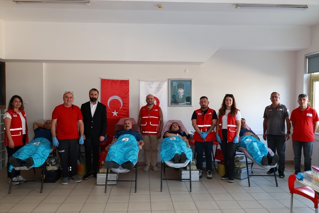 Mersin'de polis ekipleri Türk Kızılay için müdürlük binasında kan bağışladı