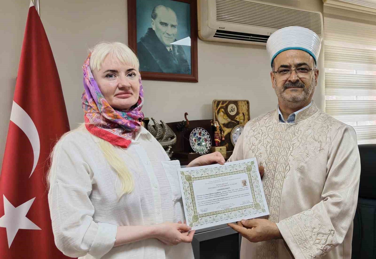 Silifke Müftülüğünde ihtida merasimiyle Rusya vatandaşı kadın Müslüman oldu