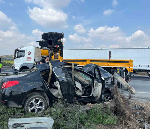 Mersin Tarsus'ta otomobil orta refüje çarptı, 1 kişi yaşamını yitirdi