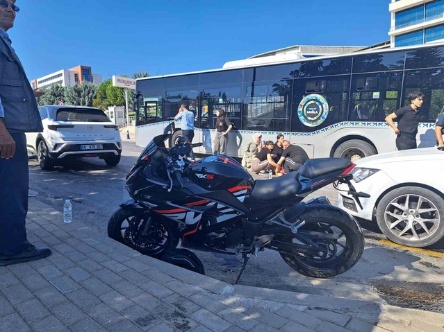Muğla Menteşe'de motosiklet hastane durağı yanında yayaya çarpıp 1 kişiyi yaraladı