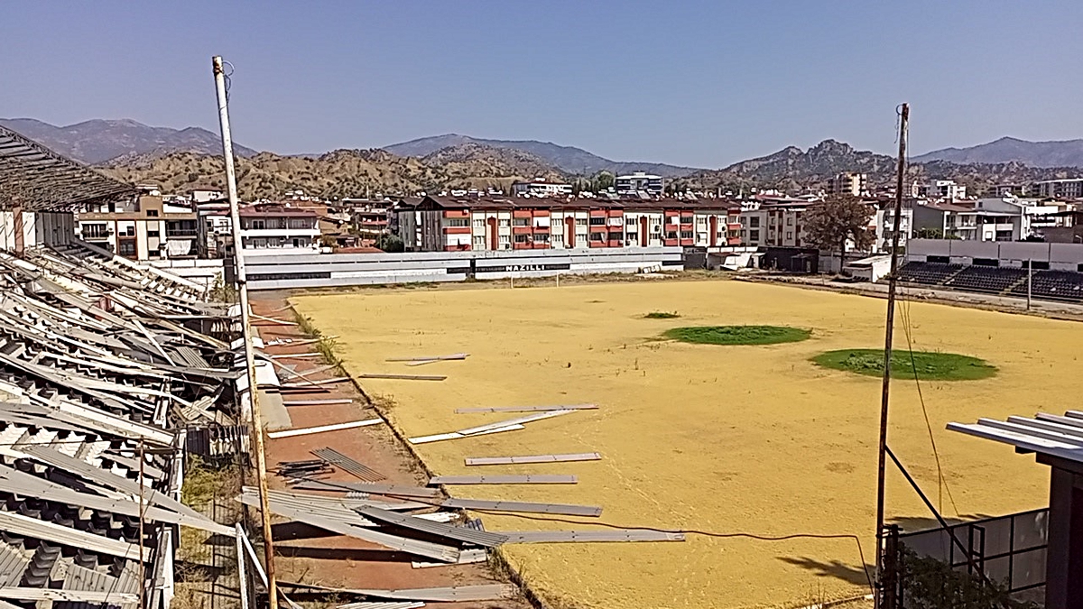 Nazilli\'nin 66 yıllık İlçe Stadı\'nda kepçe vuruldu, yıkım 1 ayda bitecek