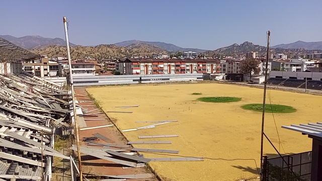 Nazilli'nin 66 yıllık İlçe Stadı'nda kepçe vuruldu, yıkım 1 ayda bitecek