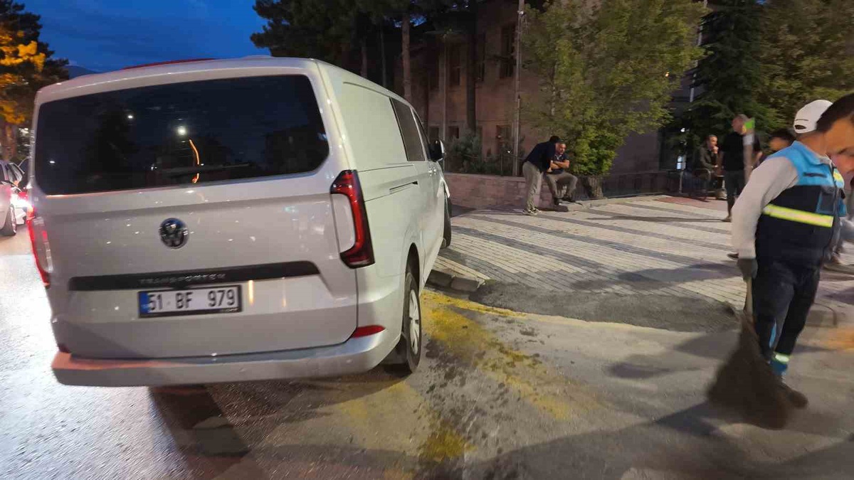 Niğde\'de hafif ticari araç kaldırımdaki ağaca çarparak durabildi, 3 sürücü yaralandı