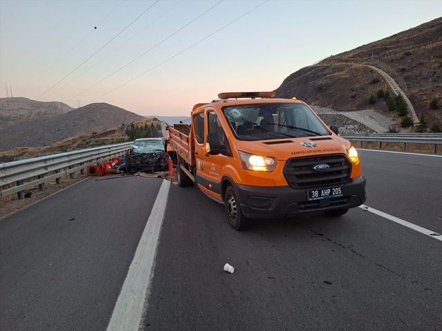 Niğde Ulukışla'da Karayolları kamyonetine çarpan otomobilde 1 yolcu öldü, 3 yaralandı