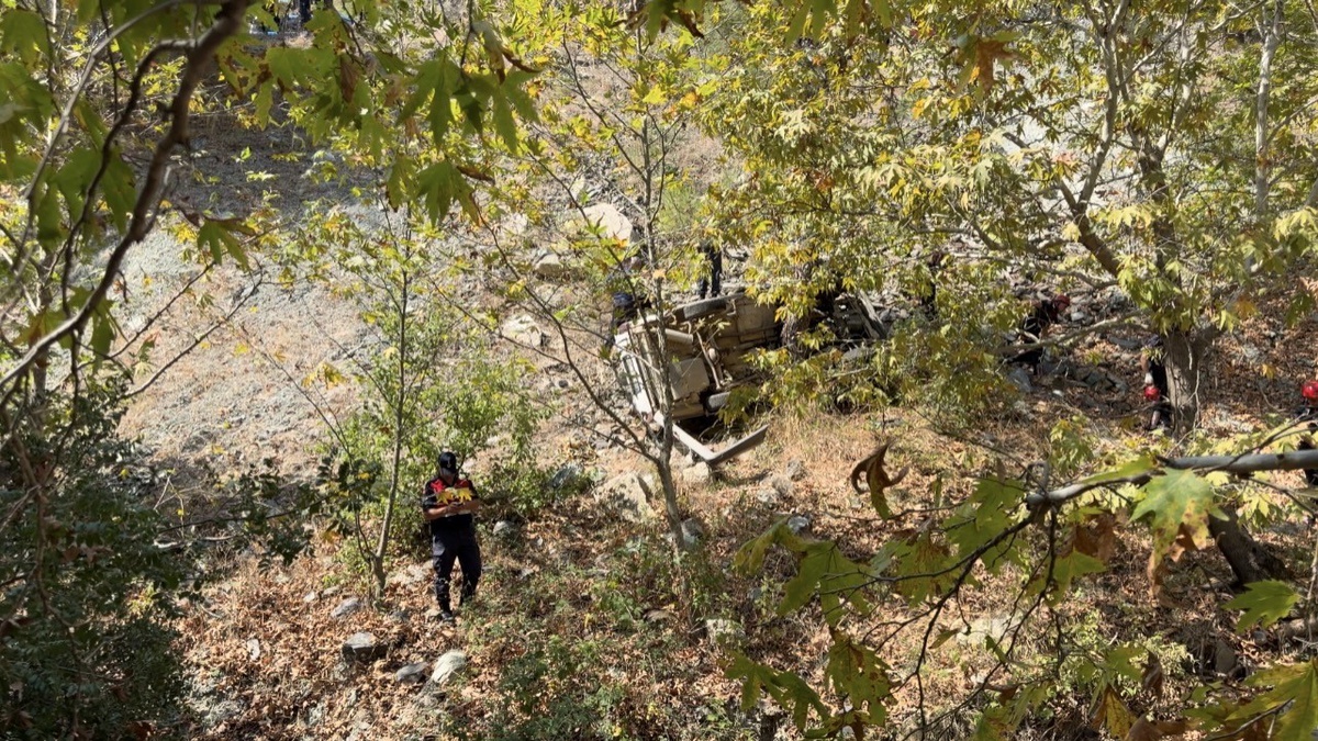Osmaniye Bahçe\'de 50 metrelik uçuruma yuvarlanan araçta 1 kişi öldü, 1 kişi yaralandı