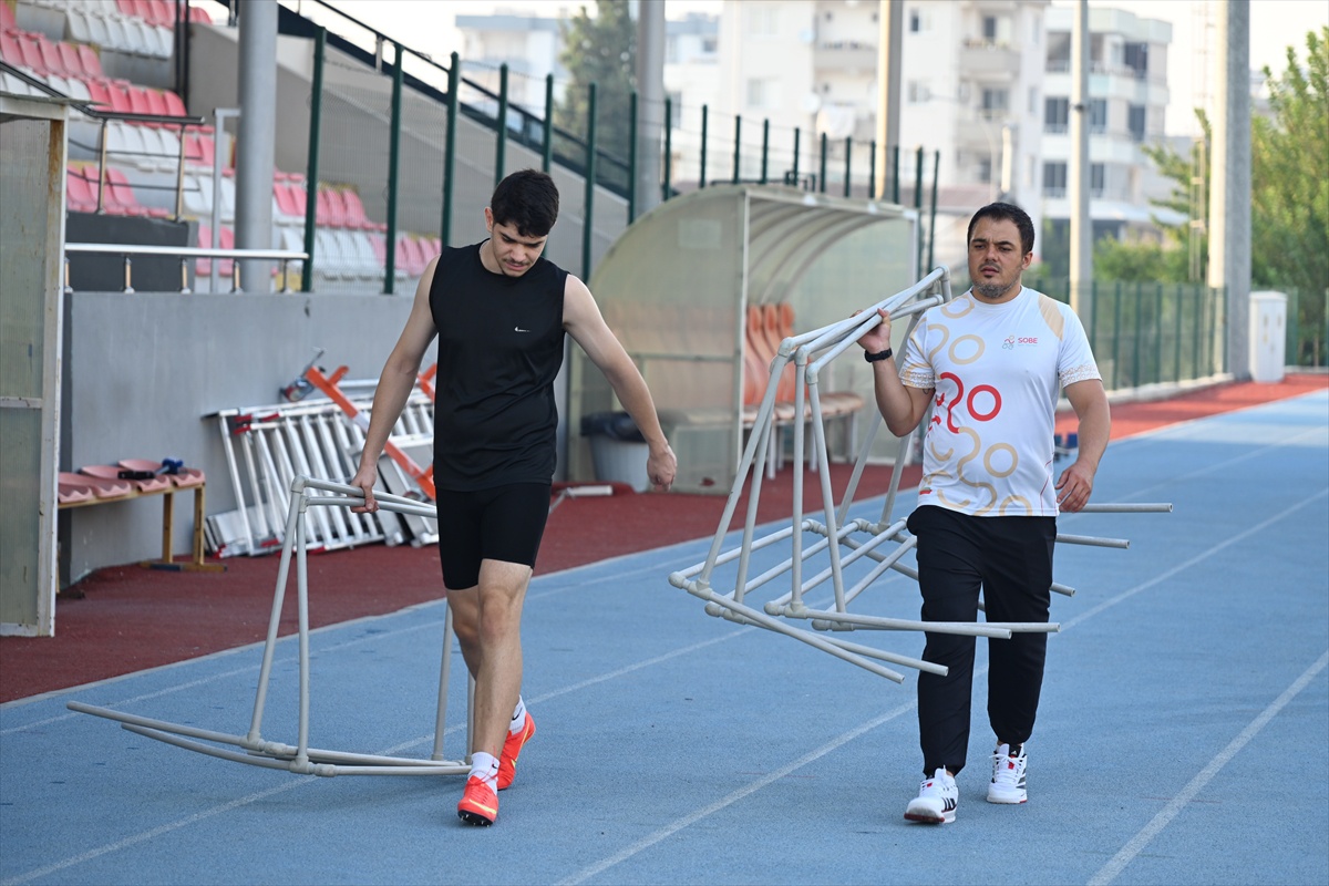 17 yaşındaki otizmli sporcu Özgür Salih Köse, 200 ve 400 metrede Türkiye rekoru kırdı
