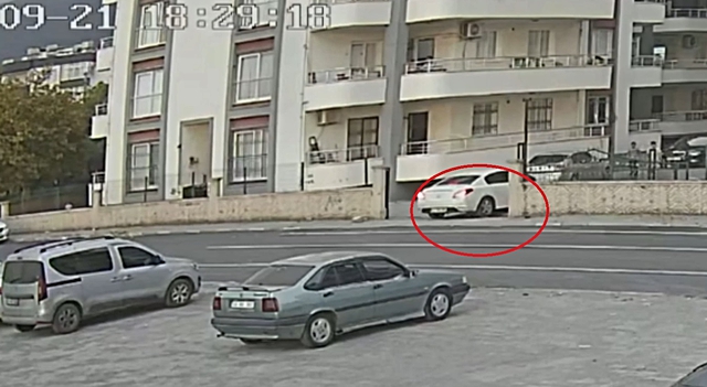 4 yaşındaki kız çocuğu, geri manevra yapan aracın altında kaldı! Kan donduran anlar kamerada