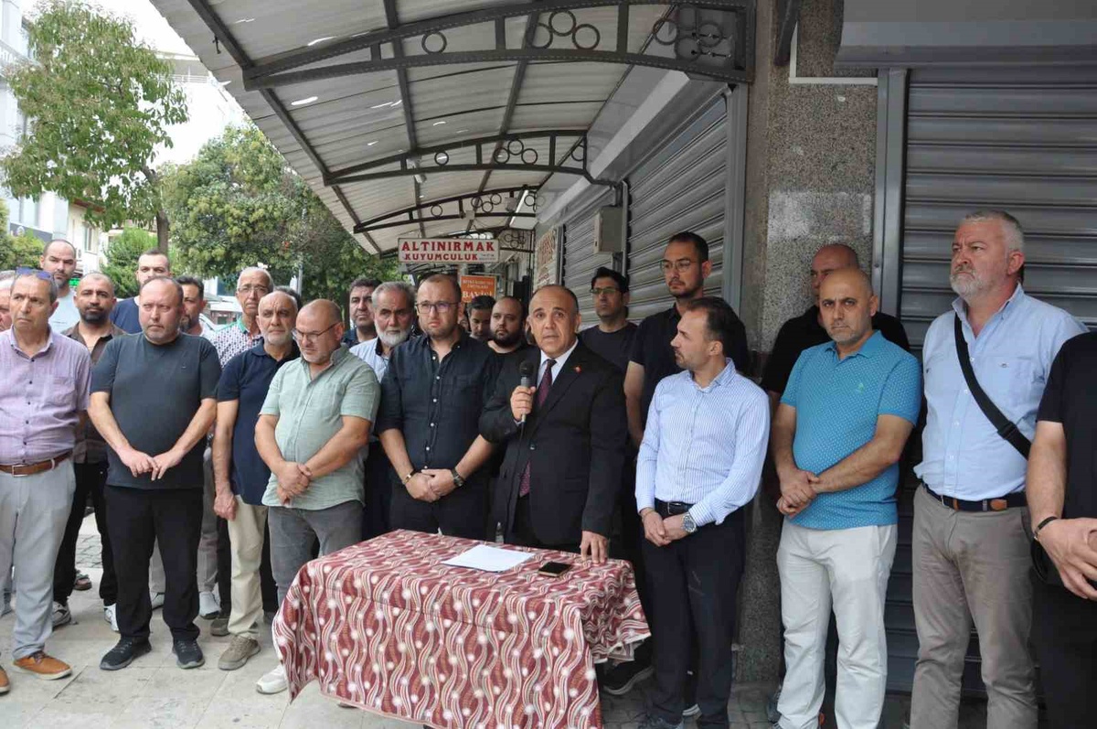Salihli\'de kuyumcu soygunu girişiminde esnaf şüpheliyi yakaladı, 2 kişi yaralandı