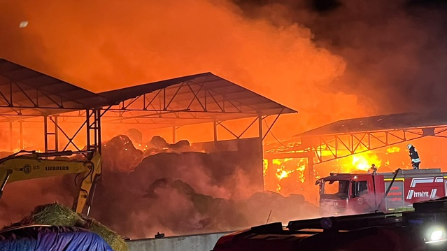 Samsun Bafra'da saman deposunu saran alevlere itfaiye ekipleri müdahale ediyor