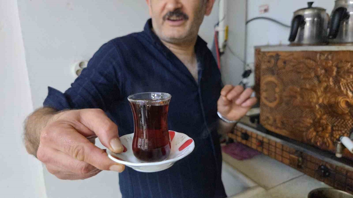 Samsun\'da çaycılar, soğuk suyla demlenen çayın 40-45 dakikada hazır olduğunu belirtti