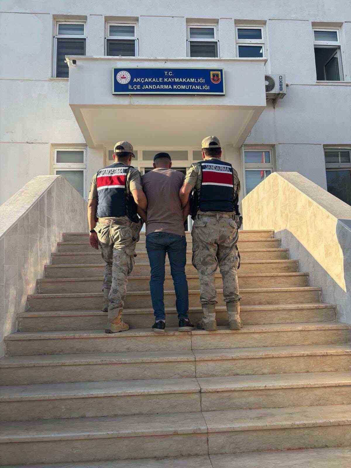 Jandarma, Şanlıurfa Akçakale\'de 13 yıl 1 ay 15 gün cezalı dolandırıcı şahısı yakaladı