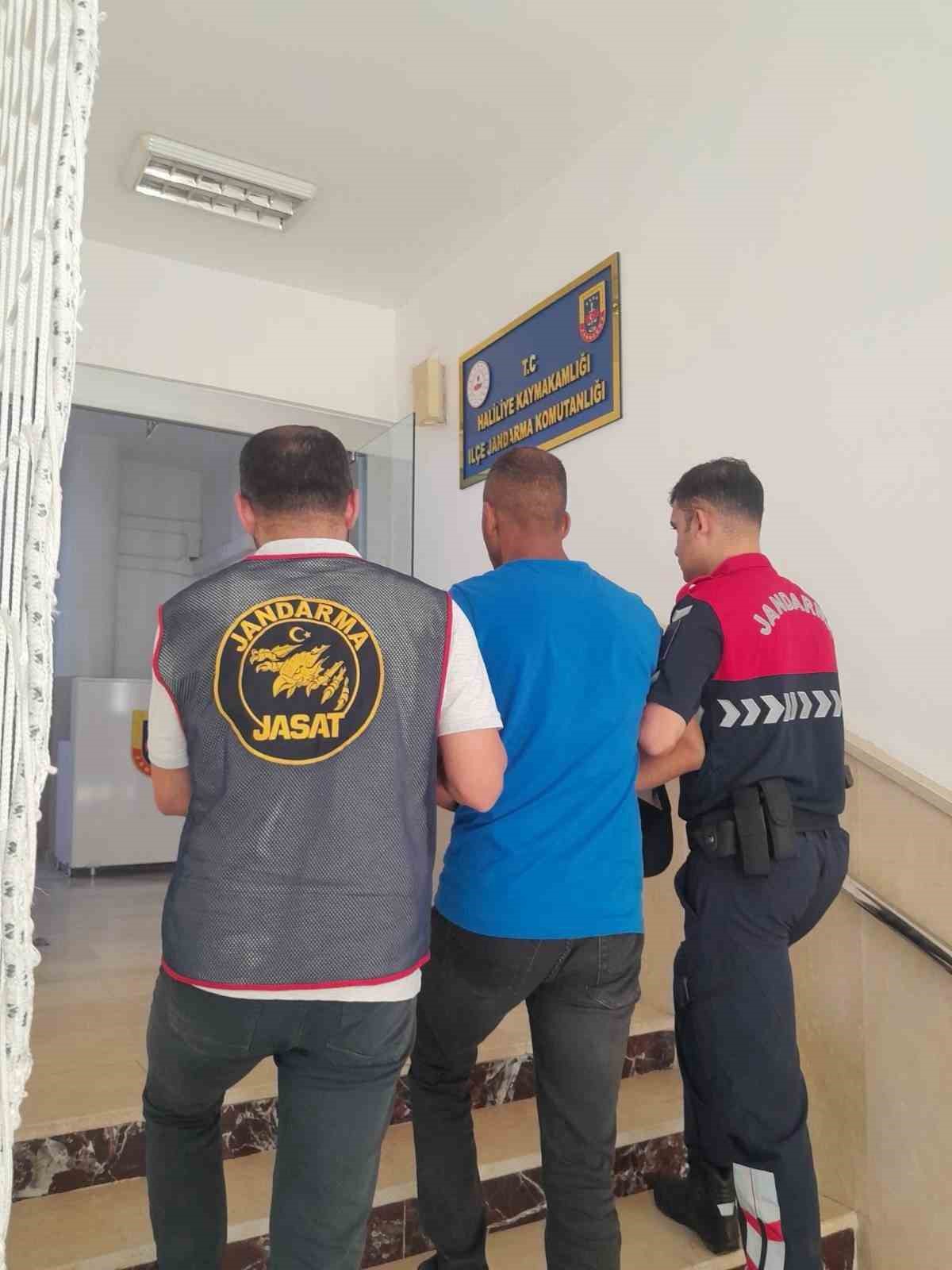 Şanlıurfa Haliliye\'de jandarma, uyuşturucudan aranan şahsı 10 yıl hapsiyle yakaladı