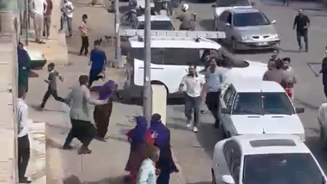 Şanlıurfa'da sokak ortasında taşlı sopalı kavga: 9 kişi yaralandı
