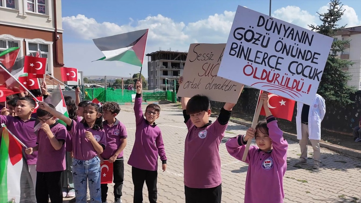 Şarkışla’da balonlar Gazzeli çocuklar için gökyüzüne bırakıldı