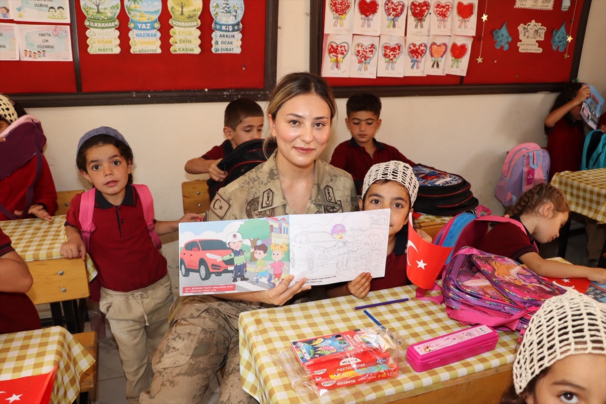 Sason\'da jandarma ekipleri öğrencileri ziyaret etti