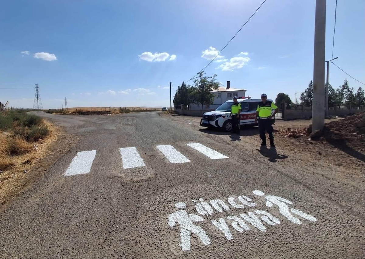 Siirt Kurtalan\'da öğrenci güvenliği için 17 okul önünde trafik işaretlemesi yapıldı