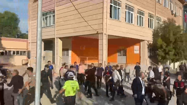 Silah seslerinin yükseldiği okuldan ilk görüntüler! Saldırgan böyle kaçtı