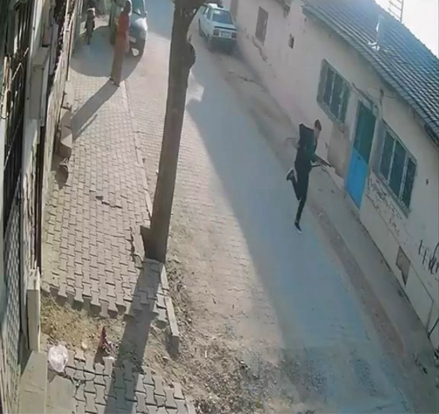 Silah seslerinin yükseldiği okuldan ilk görüntüler! Saldırgan böyle kaçtı