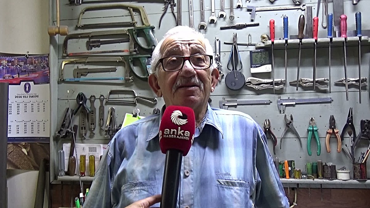 Sinop\'ta 130 yıllık bıçakçılık geleneğini 80 yaşındaki Cengiz Özekes oğluyla sürdürüyor