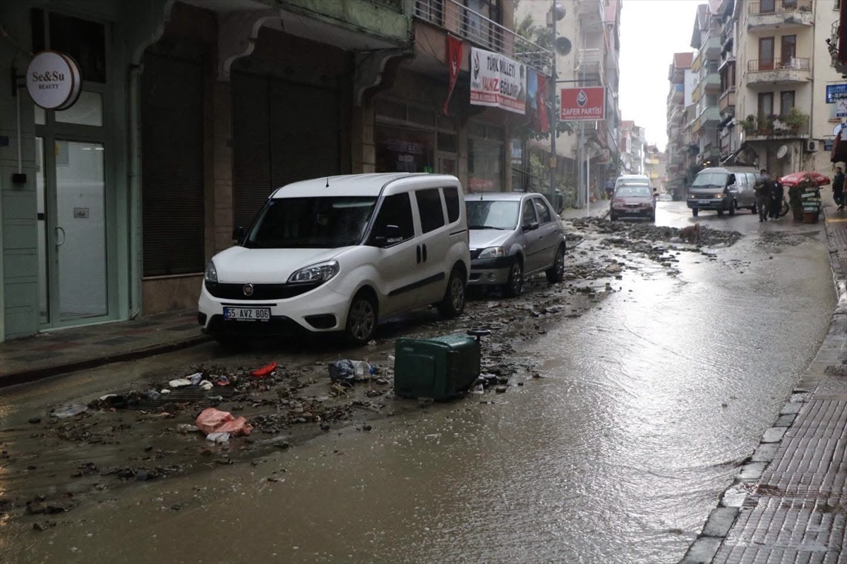 Sinop\'ta etkili sağanak Ayancık\'ta trafiği aksattı, yollarda su birikintisi oluştu