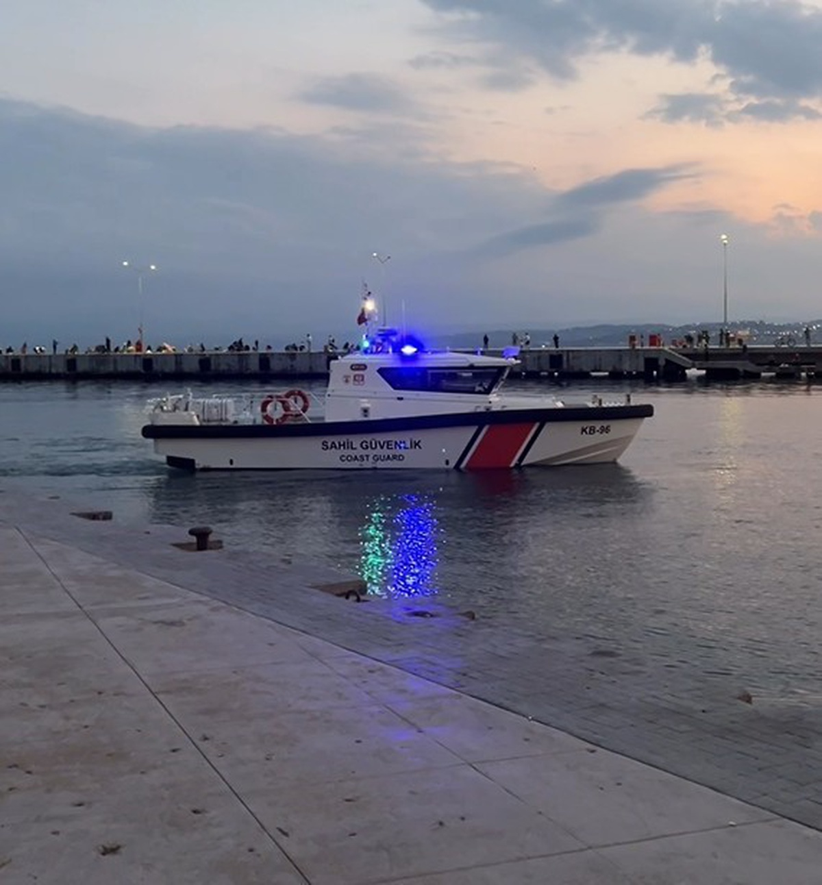 Sinop kıyılarında Sahil Güvenlik botu gezi teknelerini yanaşmadan uzaktan denetledi