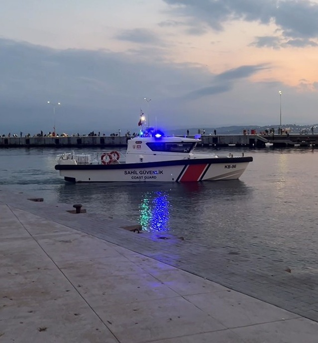 Sinop kıyılarında Sahil Güvenlik botu gezi teknelerini yanaşmadan uzaktan denetledi
