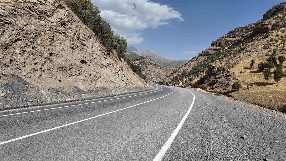 Şırnak Beytüşşebap\'ta 20 kilometrelik ilçe yolunun 10 kilometresi çift şeride kavuştu