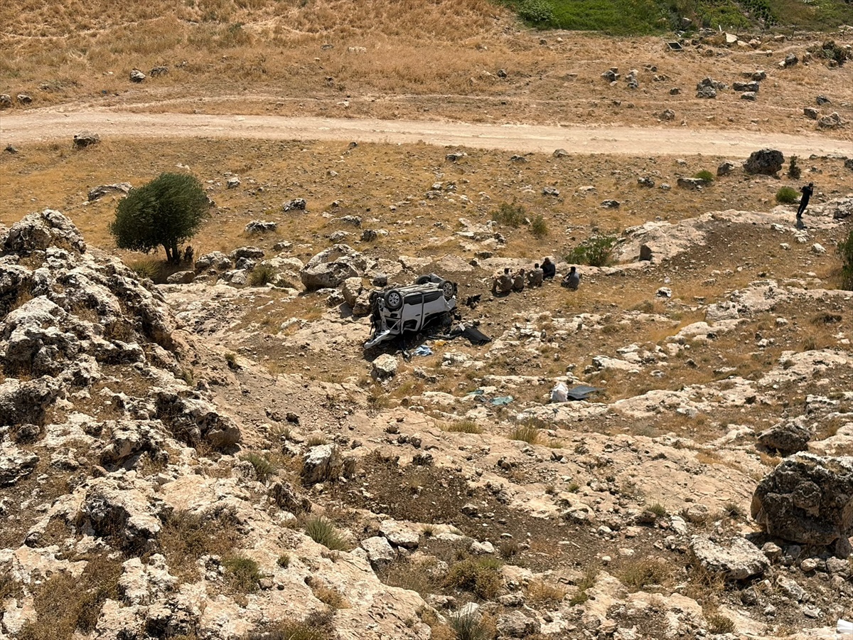 Şırnak Güçlükonak\'ta kontrolden çıkan araç şarampole devrildi, 2 kişi ağır yaralandı.