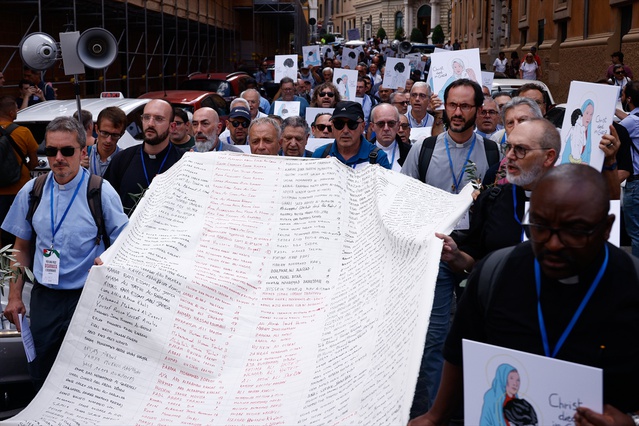 Soykırıma Karşı Rahipler, Roma'da 300 çocuk için temsili kefen taşıdı