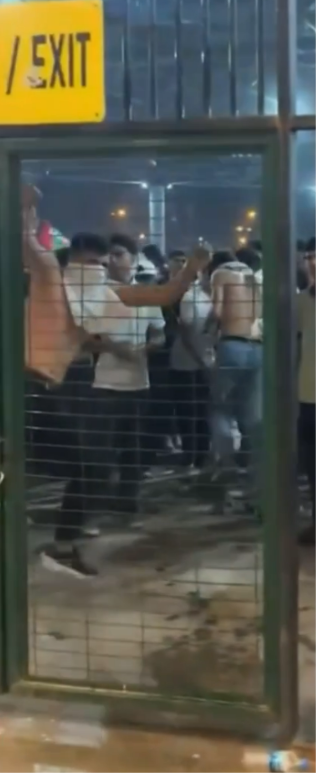Stadyum girişinde skandal görüntü! Polise tükürdüler