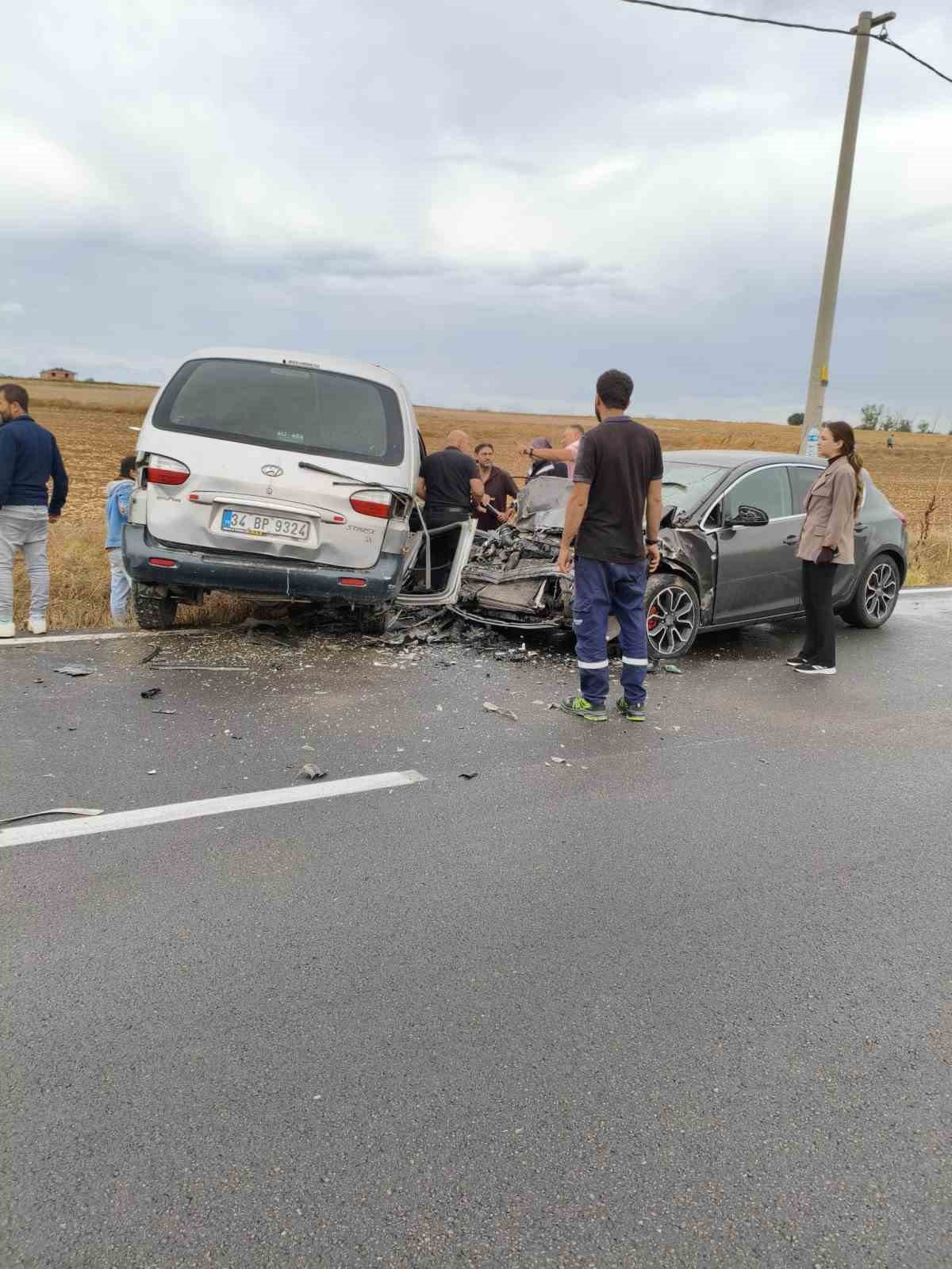 Tekirdağ Ergene\'de panelvan ve otomobilin çarpışmasıyla 2\'si çocuk 6 kişi yaralandı