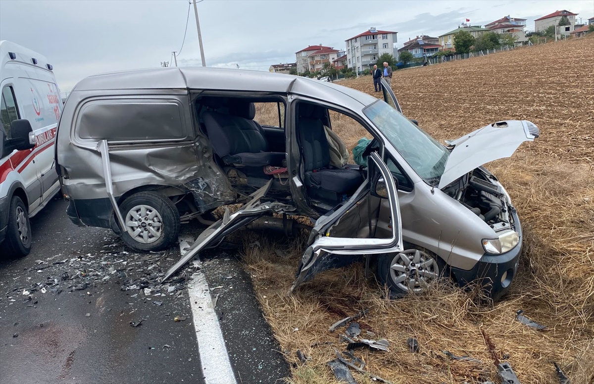 Tekirdağ Kapaklı Velimeşe\'de minibüs otomobille çarpıştı, 2\'si çocuk 6 kişi yaralandı