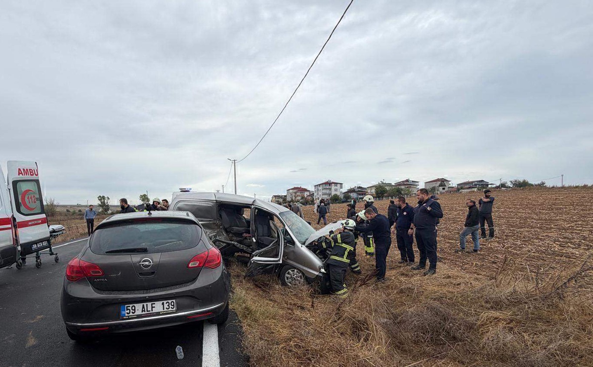 Tekirdağ Kapaklı\'da minibüsle otomobil çarpıştı, 2\'si çocuk 6 kişi yaralandı