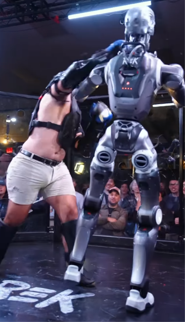 Terminatör dövüşü gerçek oldu: İnsansı robot ringe çıktı, insan rakibini yere serdi