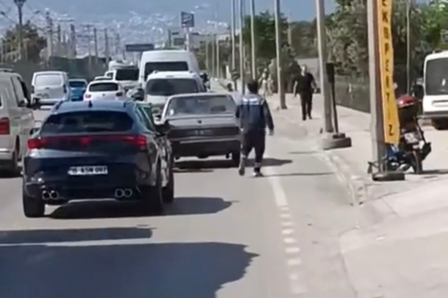 Trafikte kalan otomobilin imdadına motokurye yetişti! İlginç yöntem kamerada
