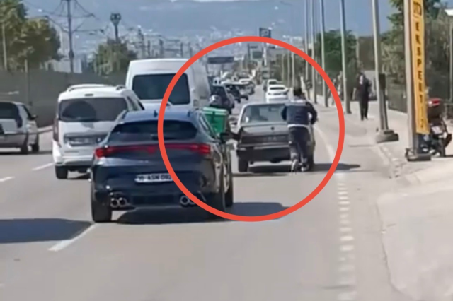 Trafikte kalan otomobilin imdadına motokurye yetişti! İlginç yöntem kamerada
