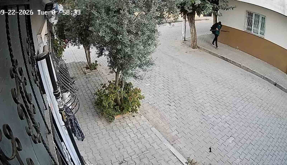 Turgutlu\'da 11 öğrenciyi yaralayan şüphelinin rahat tavırları kameraya yansıdı