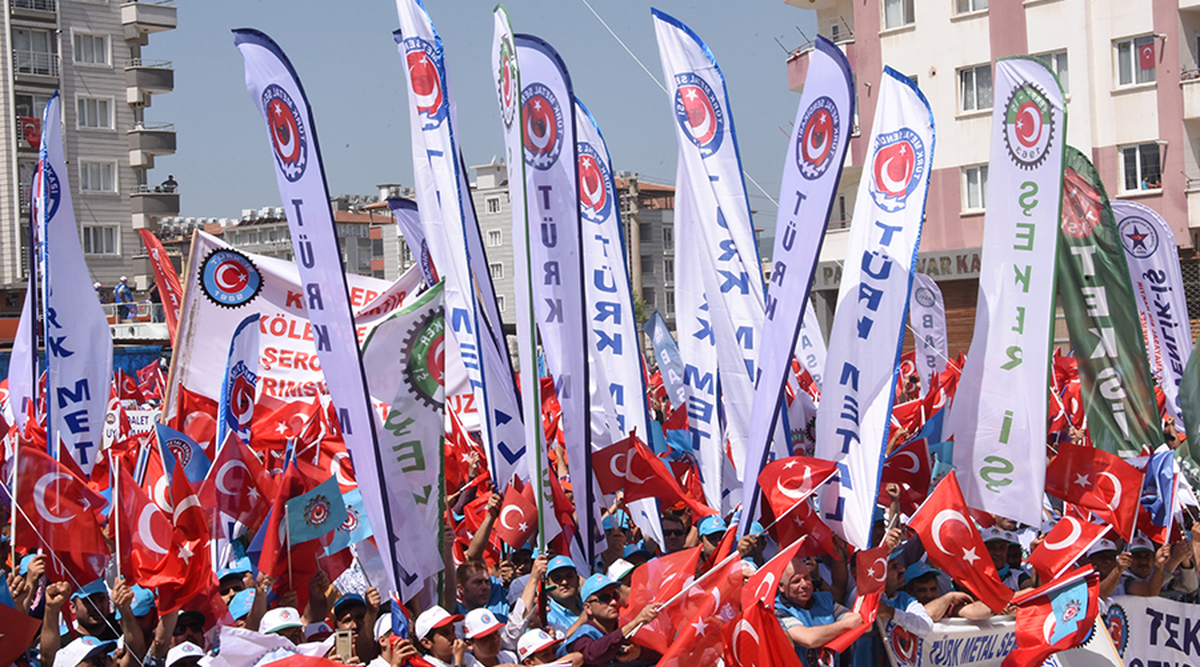 TÜRK-İŞ, Manisa Turgutlu\'da 2\'si ağır 11 öğrencinin yaralandığı saldırıyı kınadı