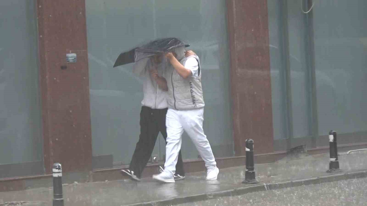 Meteoroloji doğu Marmara\'yı uyardı, Yalova\'da sağanak su birikintisi oluşturdu