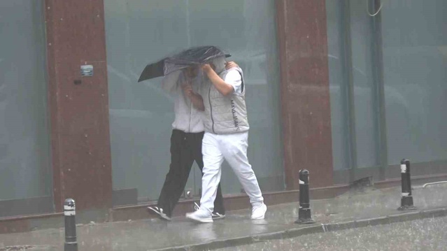 Meteoroloji doğu Marmara'yı uyardı, Yalova'da sağanak su birikintisi oluşturdu