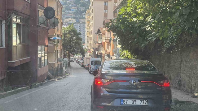 Zonguldak Soğuksu'da yoğun trafik metrelerce kuyruk oluşturdu, sürücüler korna çaldı
