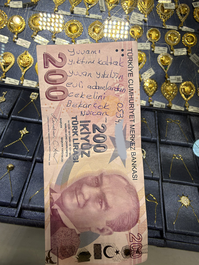 Aldatılan kadından akıl almaz intikam! Paranın üzerine düştüğü nota bakın
