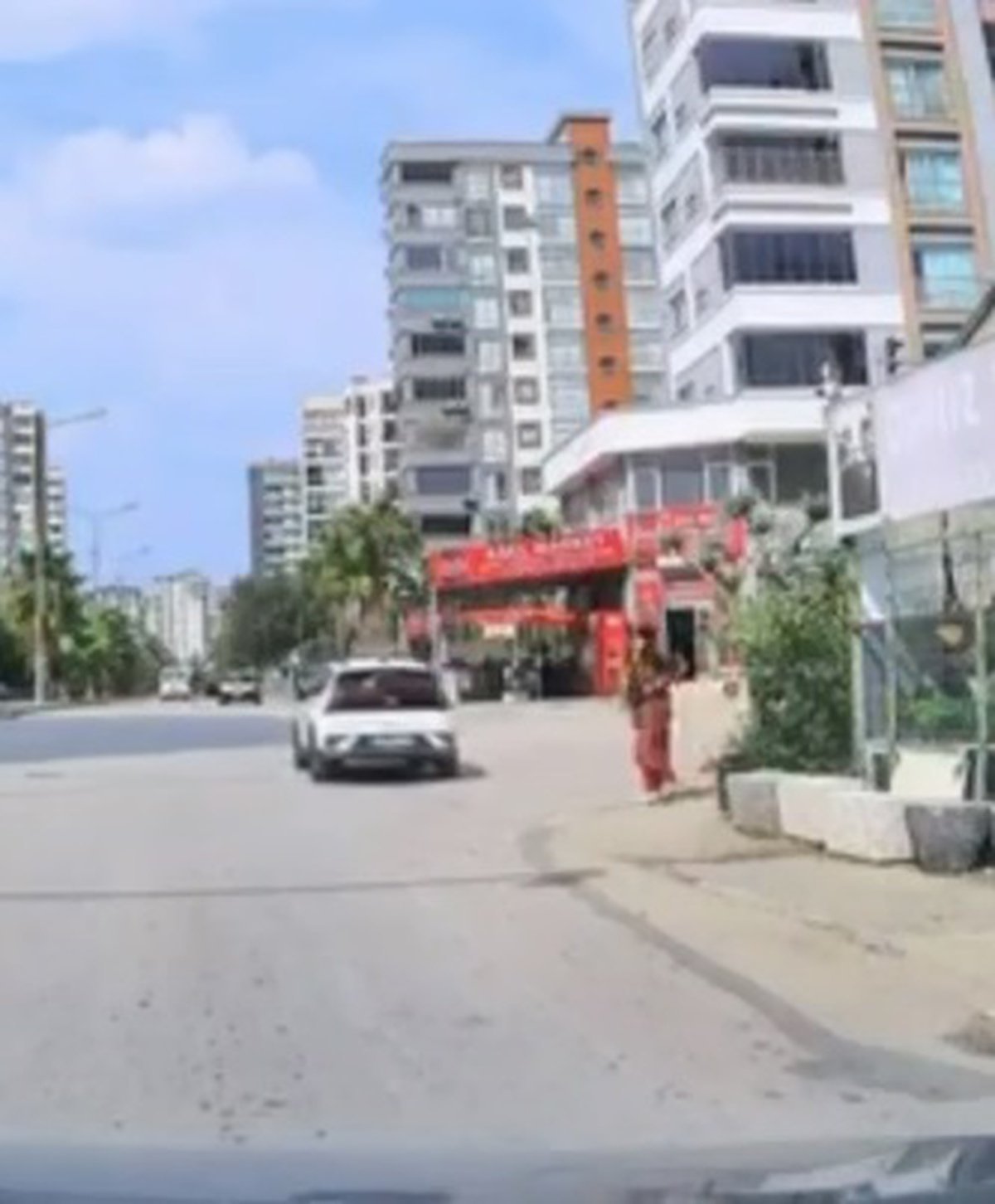 El frenini unutan sürücünün otomobili, Adana Seyhan\'da kadını ezmeden araca çarptı
