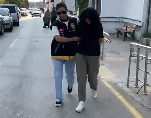 Nikah işlemleri için nişanlısını uyandırmak isteyen genç kız, katil oldu