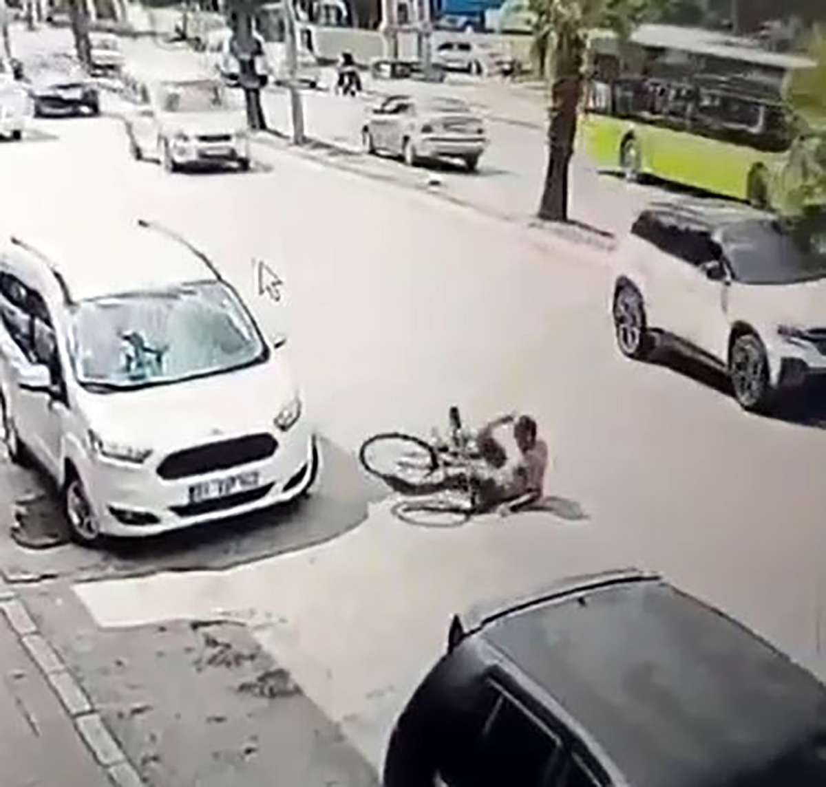 Yüreğir\'de bisikletliyi yere seren kaza kamerada! Otobüs şoförü hiç durmadı