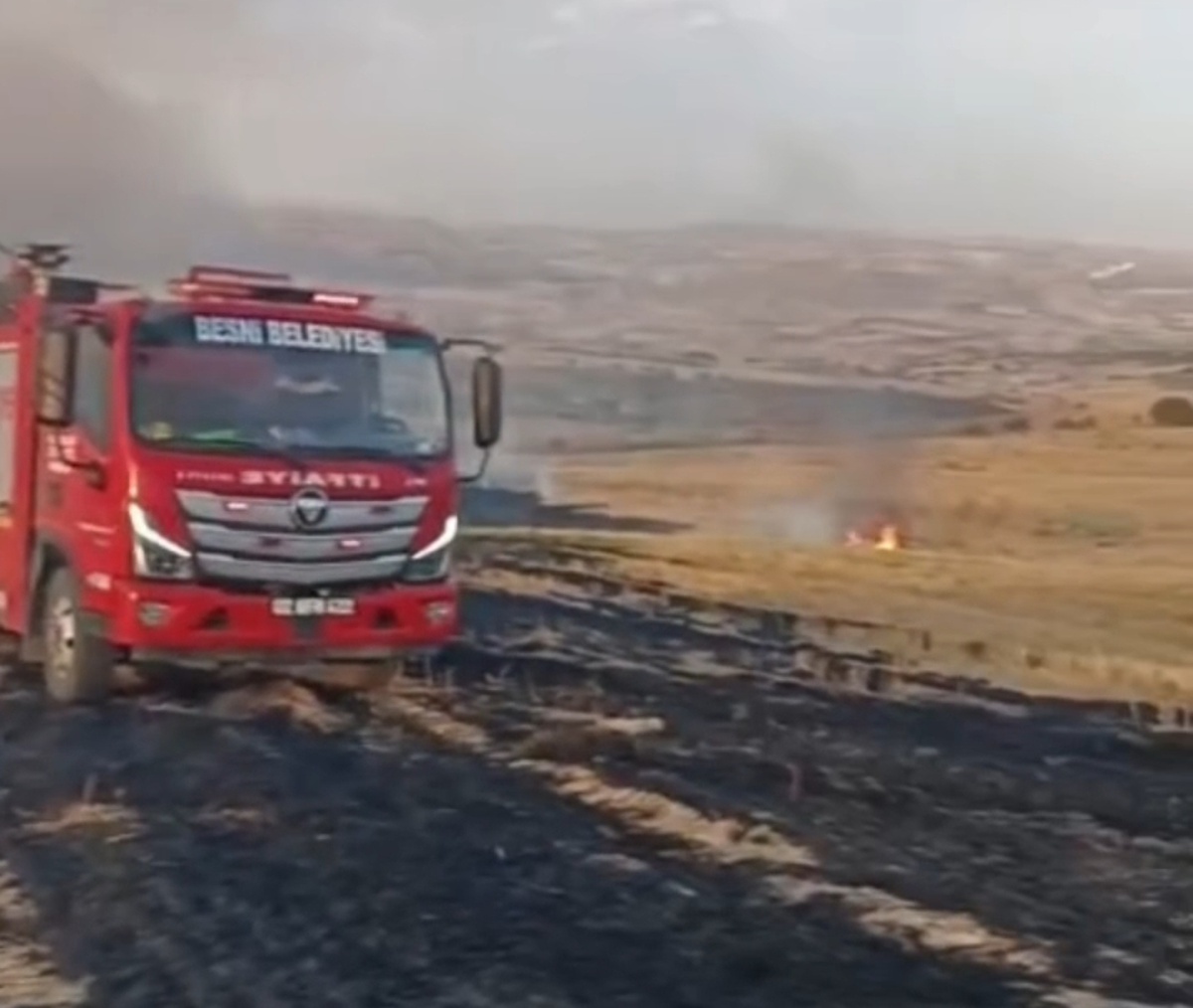 Adıyaman Besni\'de anız yangını itfaiyeyle kontrol altına alındı, inceleme başlatıldı